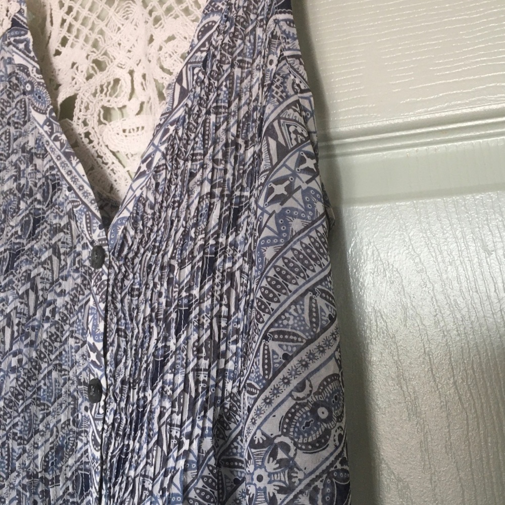 New Guess Tops - Picture 2 of 7